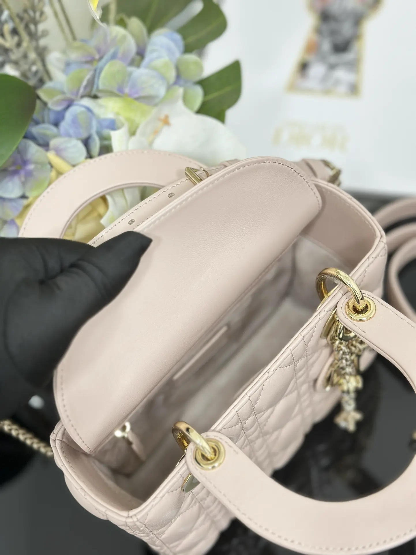 Lady Dior new four-compartment lambskin leather chain handbag, pink. Dimensions: 20 x 17 x 8 cm8