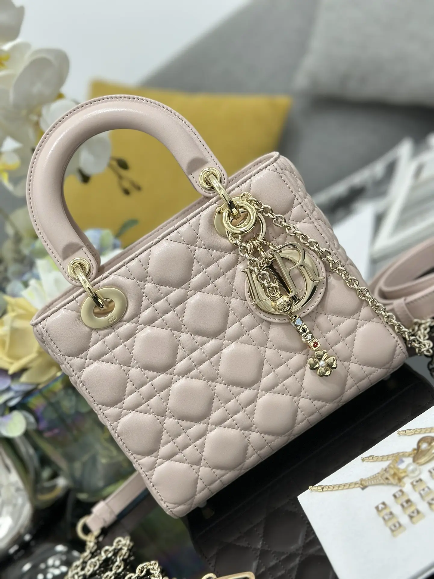 Lady Dior new four-compartment lambskin leather chain handbag, pink. Dimensions: 20 x 17 x 8 cm9