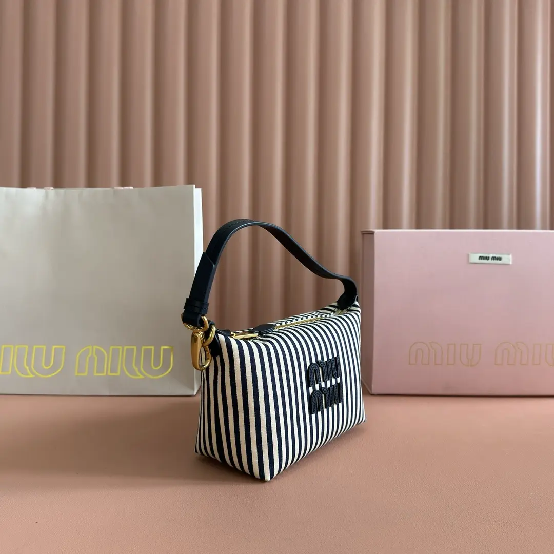 New denim lunchbox bag dimensions: base length 19cm, opening width 25.5cm, height 14cm, bottom width 10cm11