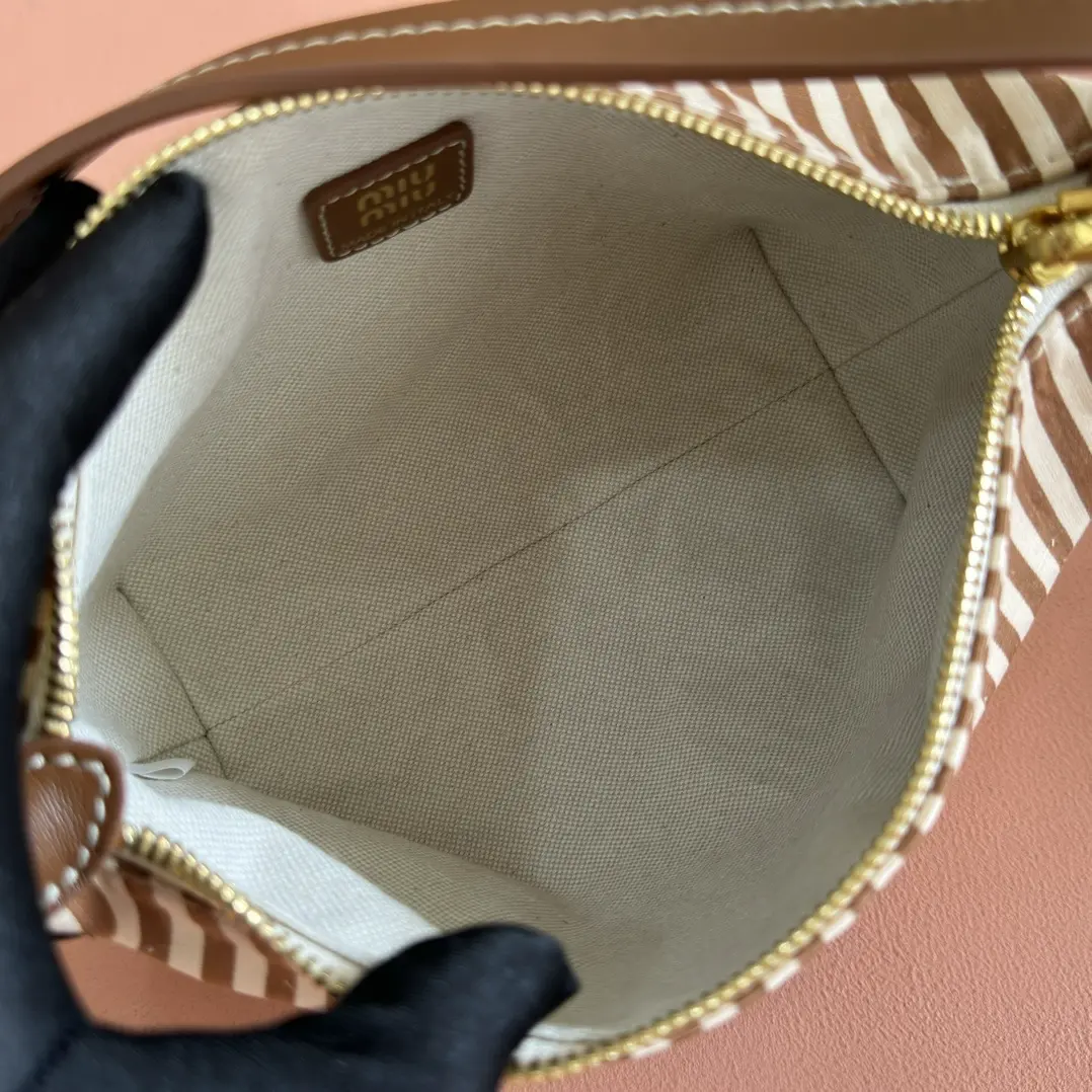 New denim lunchbox bag dimensions: base length 19cm, opening width 25.5cm, height 14cm, bottom width 10cm2