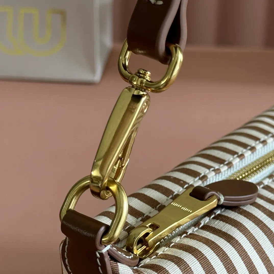 New denim lunchbox bag dimensions: base length 19cm, opening width 25.5cm, height 14cm, bottom width 10cm4