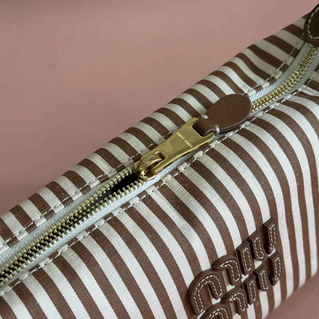 New denim lunchbox bag dimensions: base length 19cm, opening width 25.5cm, height 14cm, bottom width 10cm7