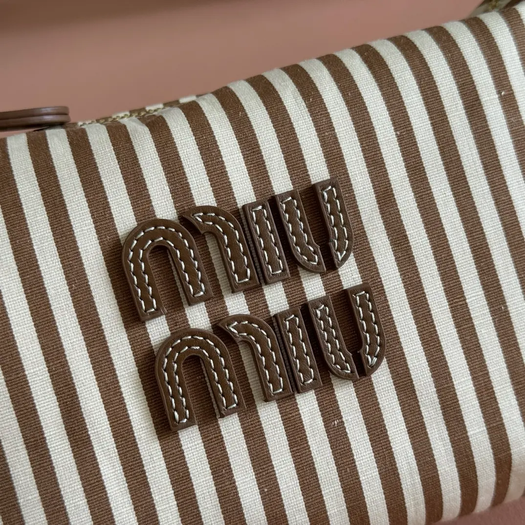 New denim lunchbox bag dimensions: base length 19cm, opening width 25.5cm, height 14cm, bottom width 10cm8