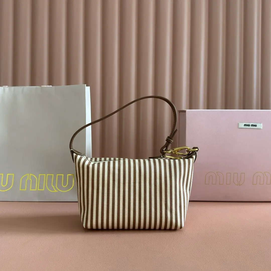 New denim lunchbox bag dimensions: base length 19cm, opening width 25.5cm, height 14cm, bottom width 10cm9