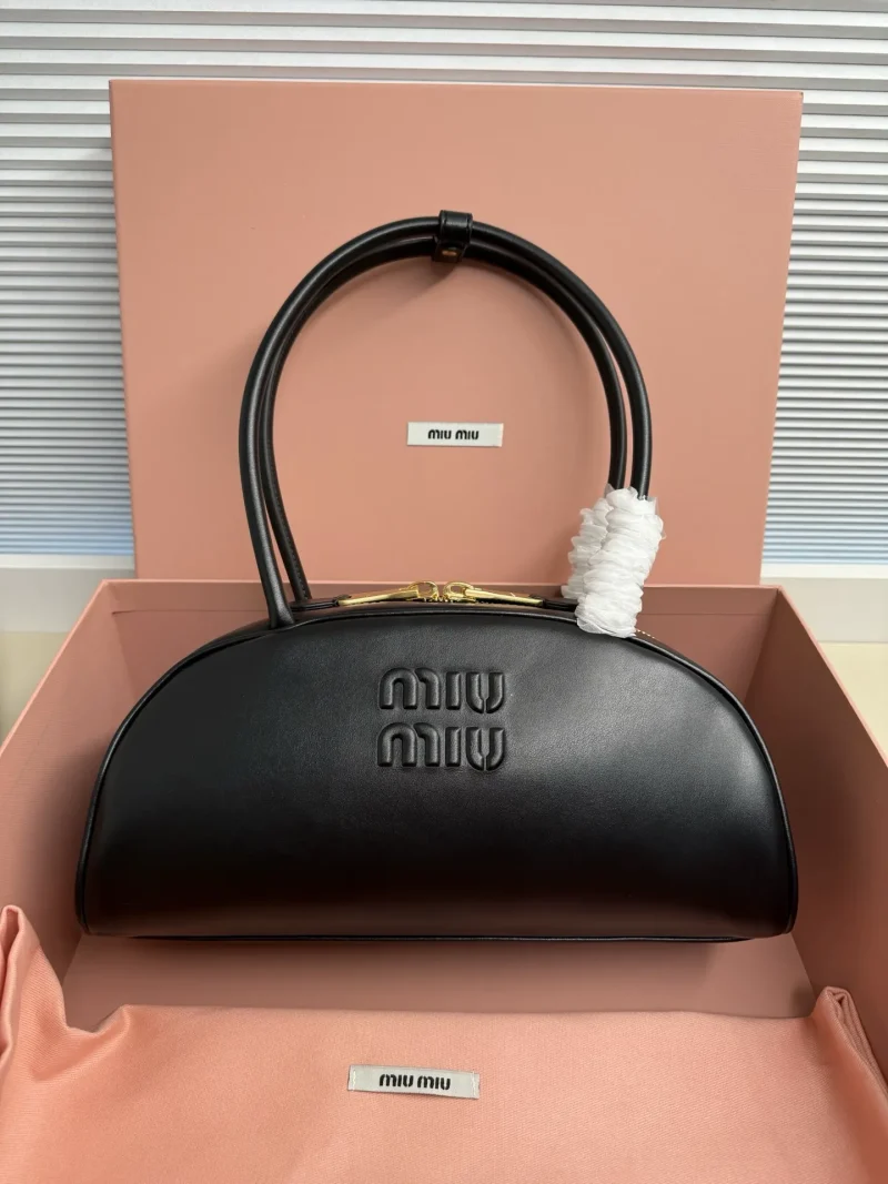Show style dumpling bag in black