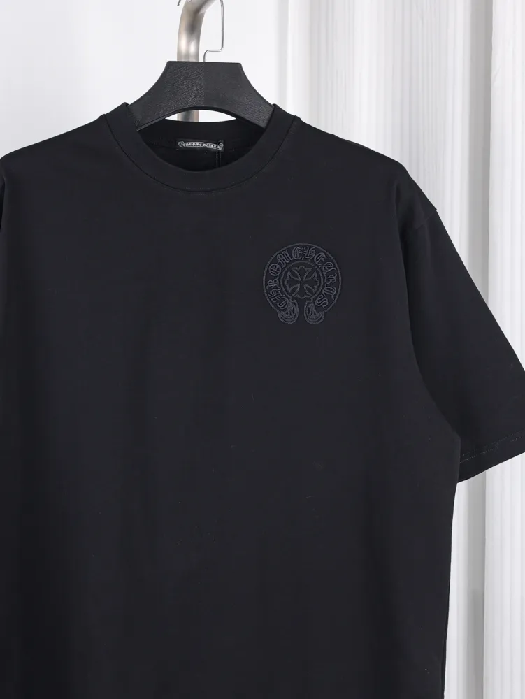 Horseshoe Chain Embroidery T-Shirt - Black - Details