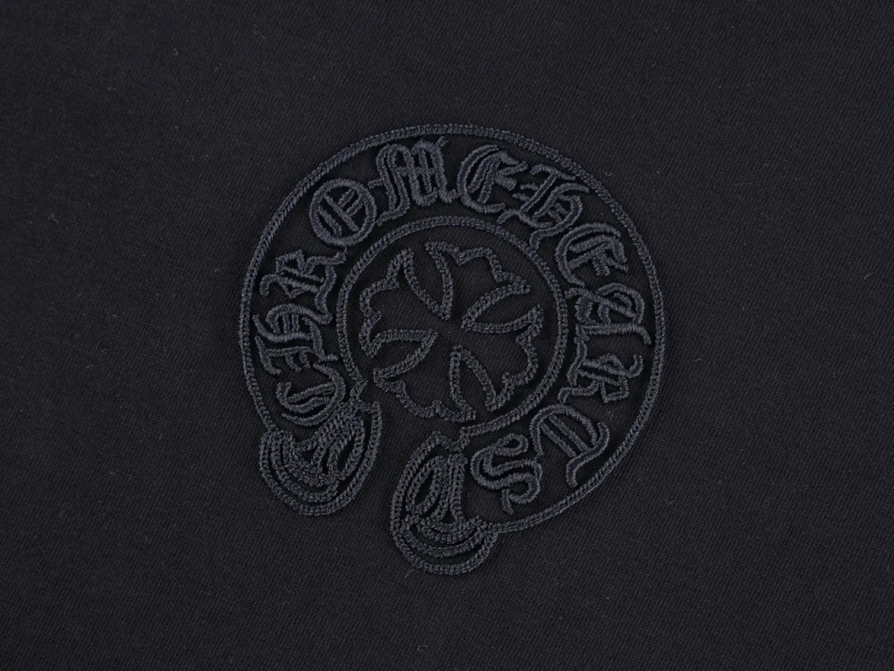 Horseshoe Chain Embroidery T-Shirt - Black - Logo