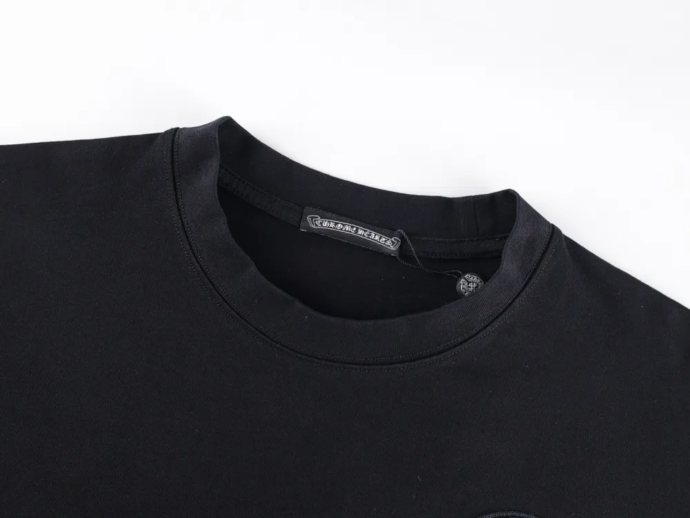 Horseshoe Chain Embroidery T-Shirt - Black - Neckline