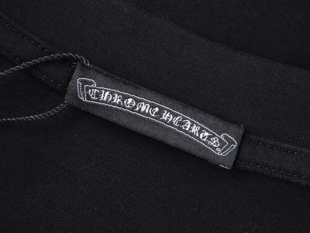 Horseshoe Chain Embroidery T-Shirt - Black - Tag