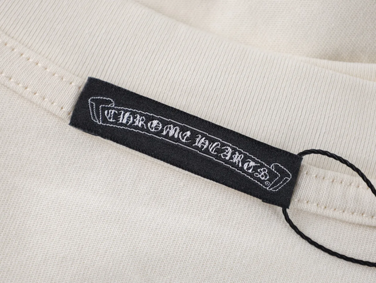 Horseshoe Chain Embroidery T-Shirt - Cream White - Tag