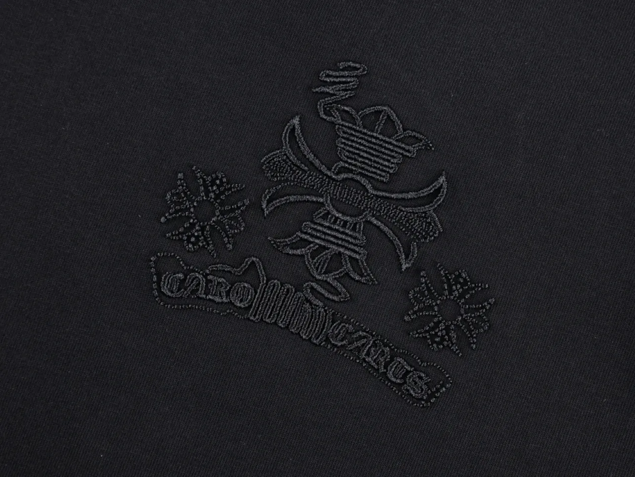 Vase Chain Embroidery T-Shirt - Black - Logo Embroided
