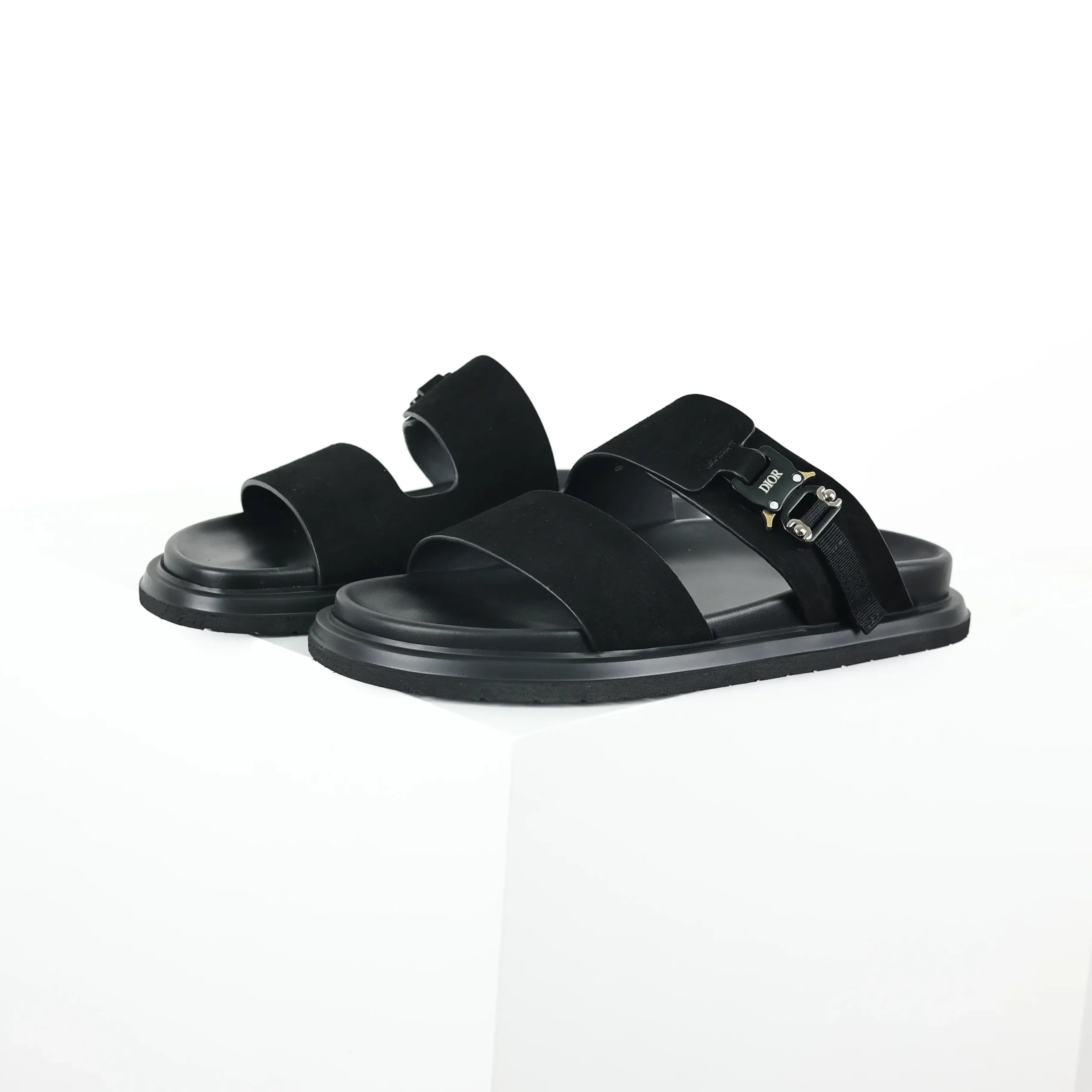 Aquafarbene, flache Wildleder-Slipper mit runder Zehenpartie in Schwarz1