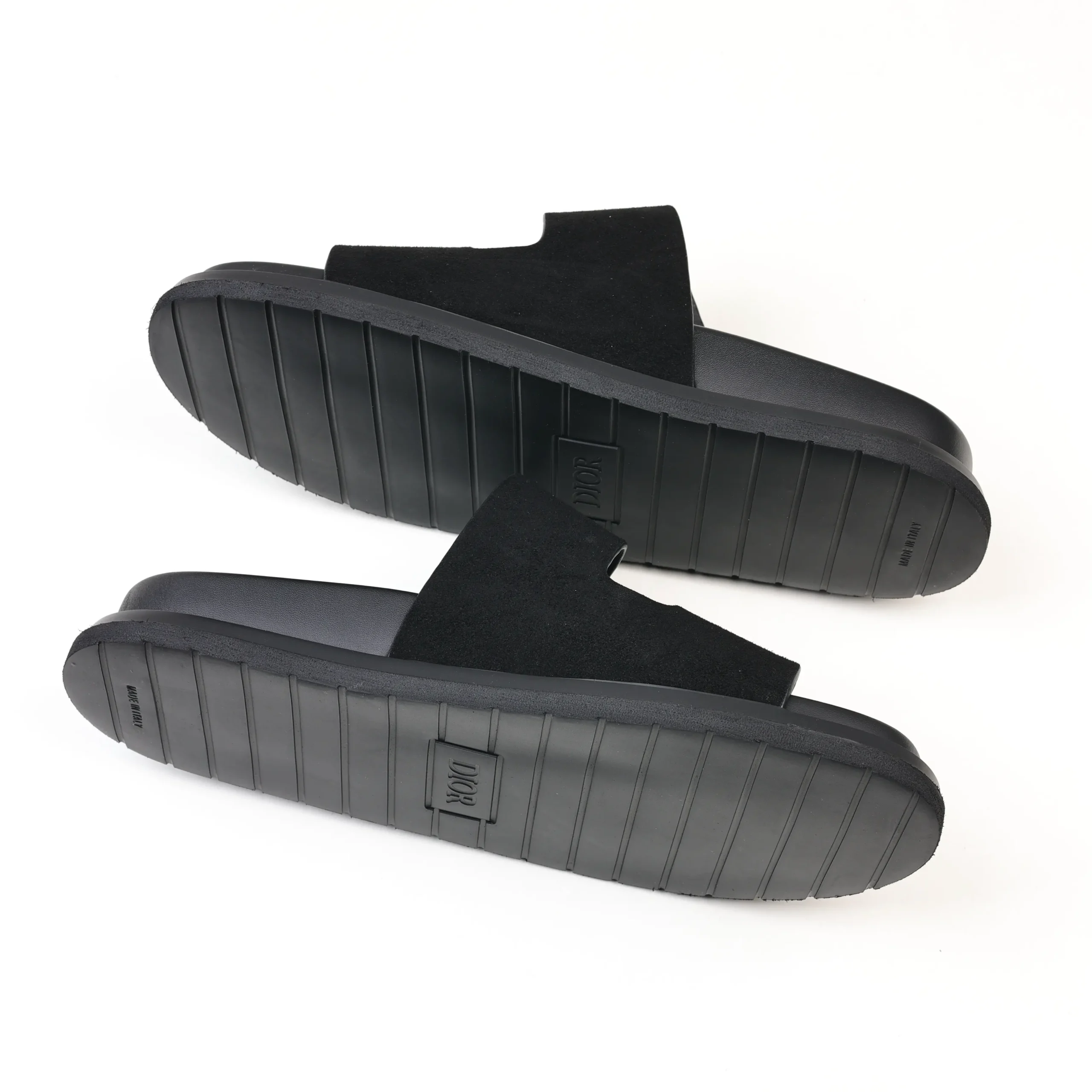 Aquafarbene, flache Wildleder-Slipper mit runder Zehenpartie in Schwarz10