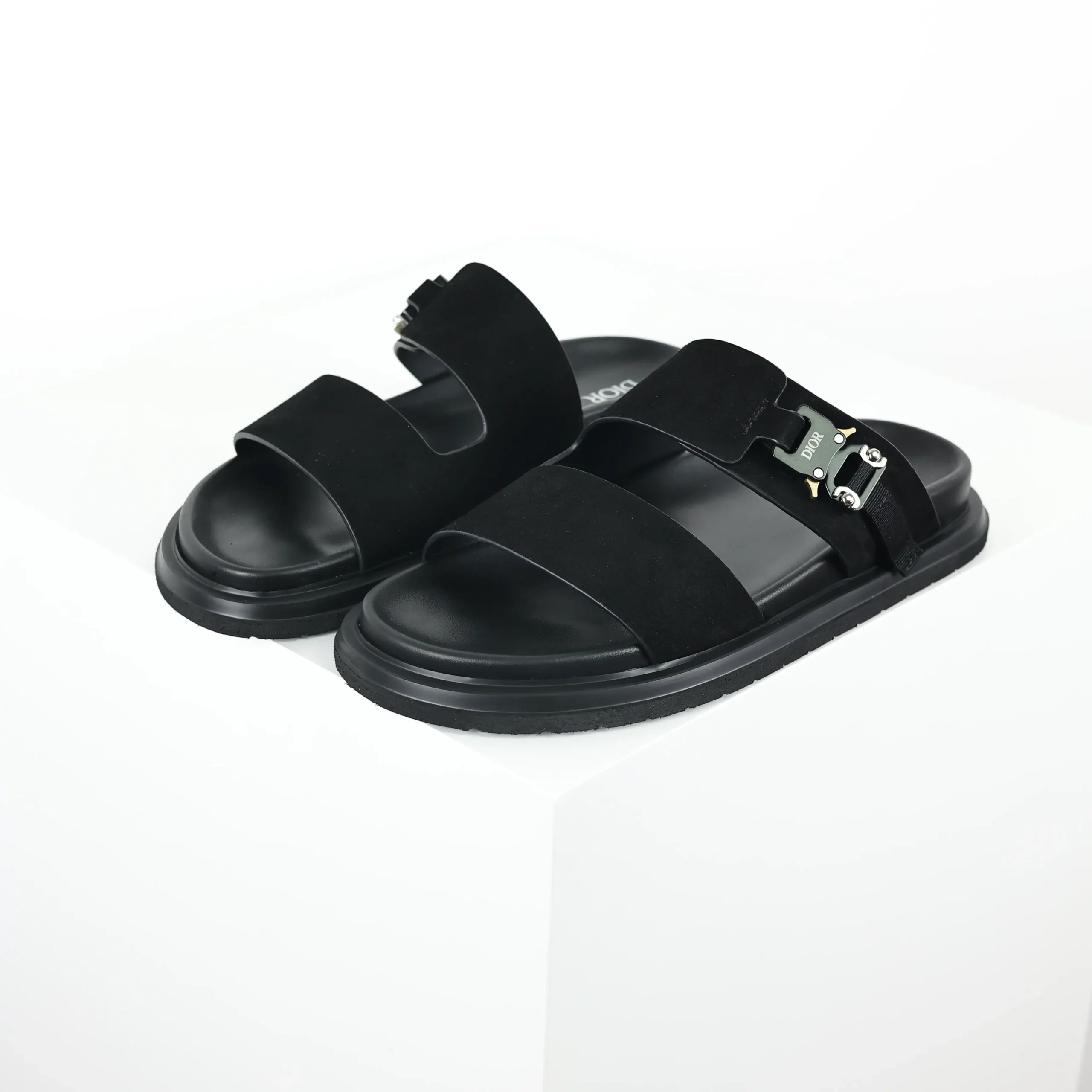 Aquafarbene, flache Wildleder-Slipper mit runder Zehenpartie in Schwarz2