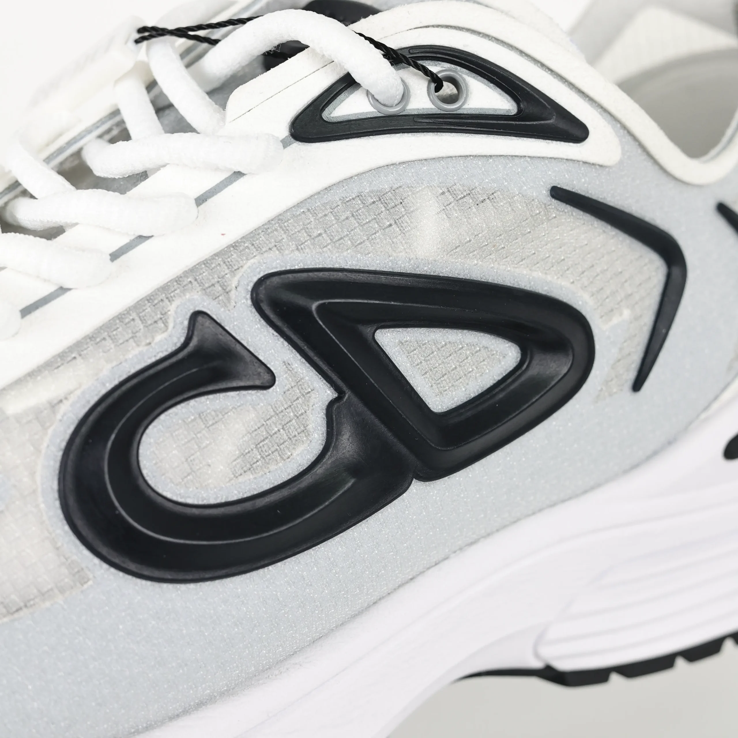 B30 Countdown Tech Sneaker in Schwarz und Weiß3