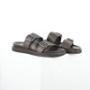 Braune Herren-Sandalen aus geprägtem Leder mit runder Zehenpartie und Schnalle4