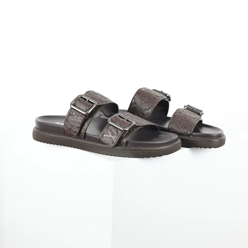 Braune Herren-Sandalen aus geprägtem Leder mit runder Zehenpartie und Schnalle4