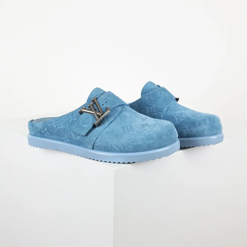 Einfache blaue Wildleder-Mules mit Monogramm-Prägung5