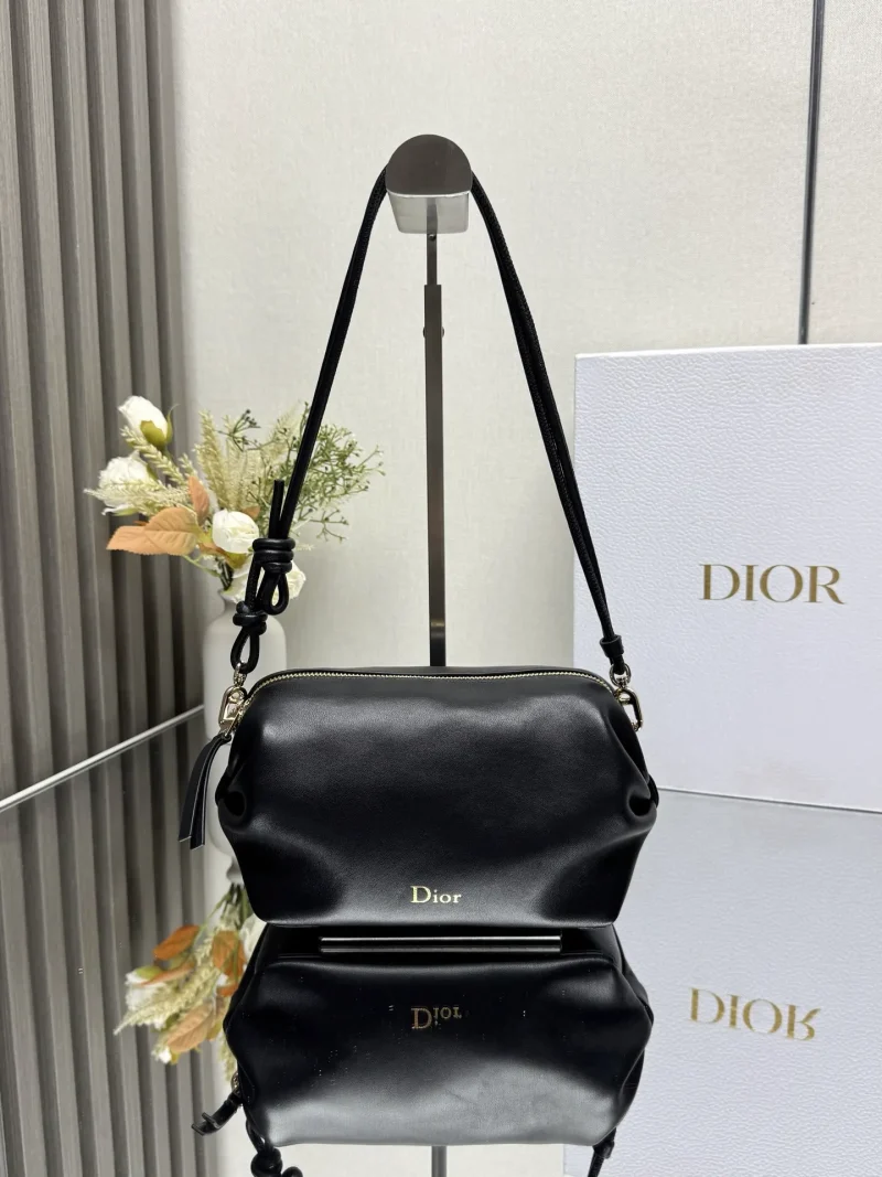 Bow clutch bag, black lambskin. Dimensions: 20 x 11 x 8 cm (Length x Height x Width)