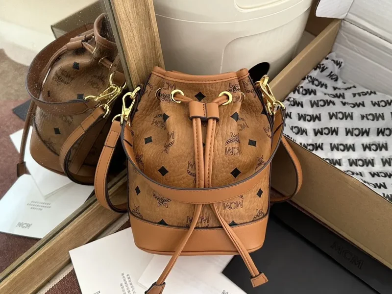 Dessau Visetos drawstring bag. Dimensions: 20.0 x 14.0 x 10.0 cm