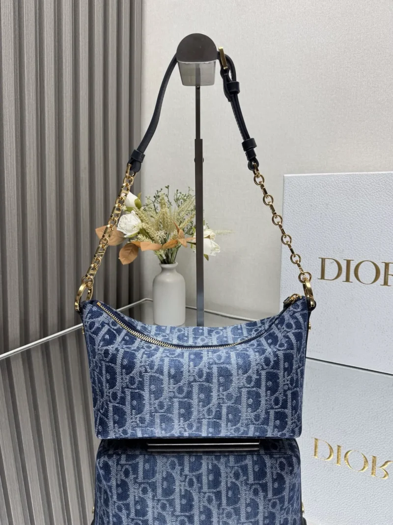Hobo chain handbag, denim blue. Dimensions: 28.5 x 14.5 x 10 cm (Length x Height x Width)