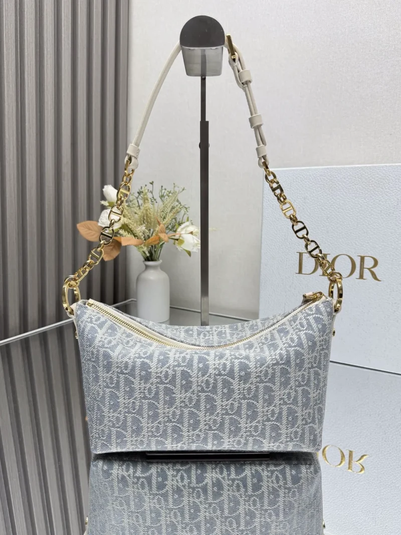 Hobo chain handbag. Dimensions: 28.5 x 14.5 x 10 cm (Length x Height x Width)