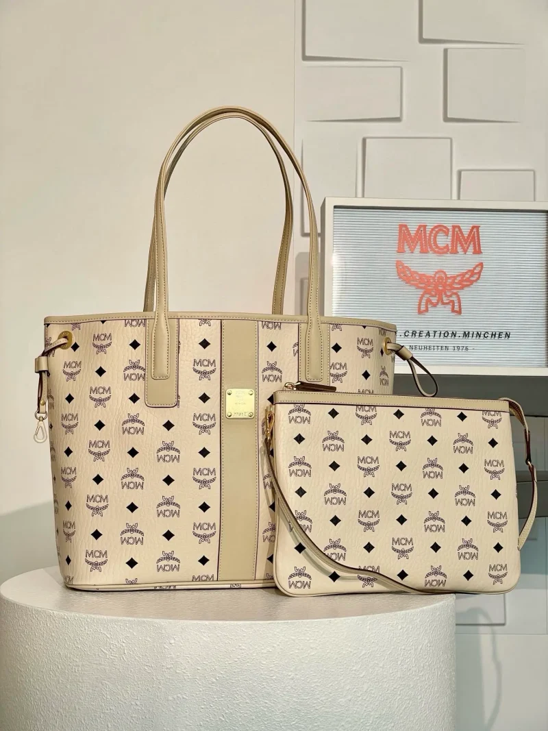 Medium reversible shopping bag, khaki color. Dimensions: 36*17*28cm
