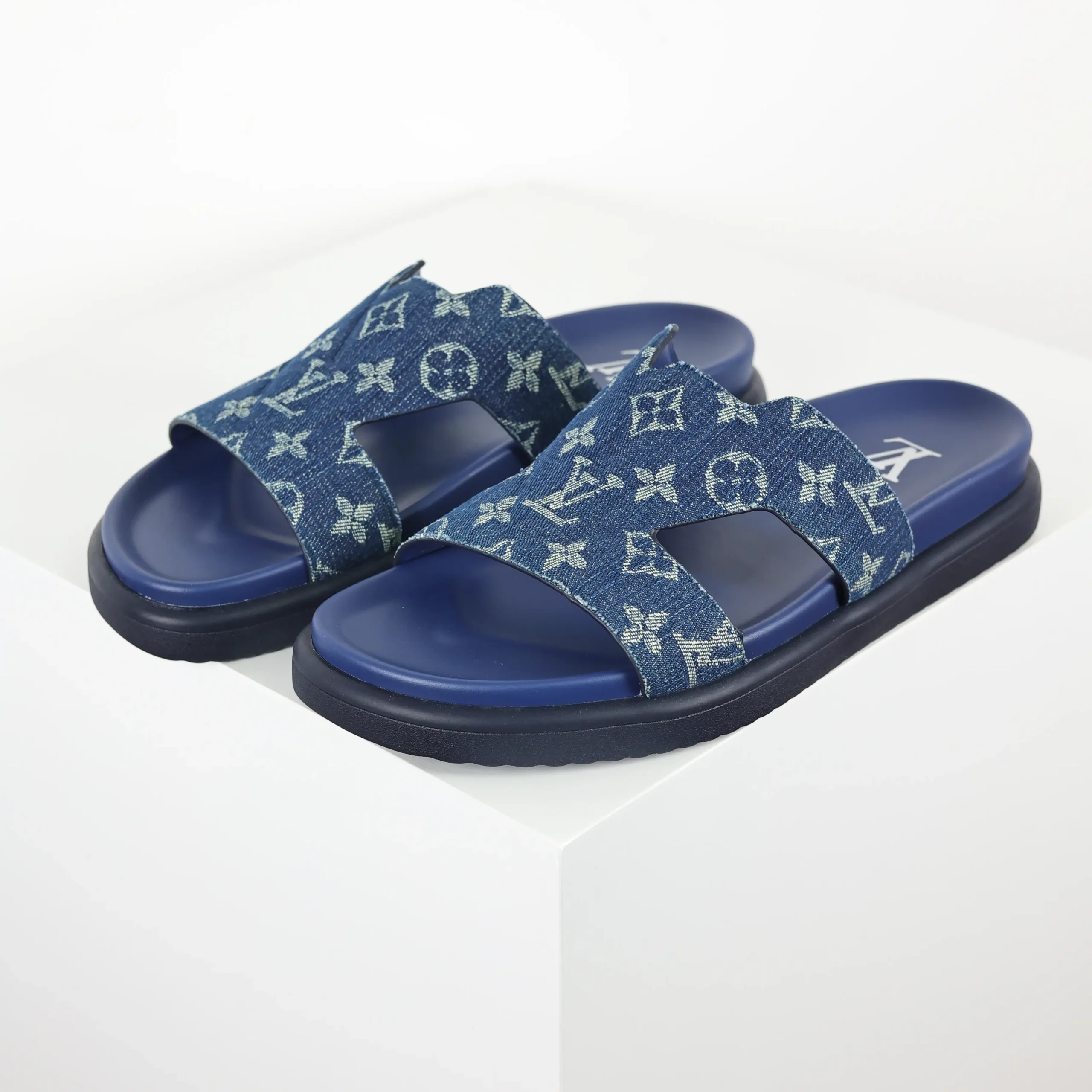 Miami-Mules aus blauem Denim mit Monogrammstickerei1