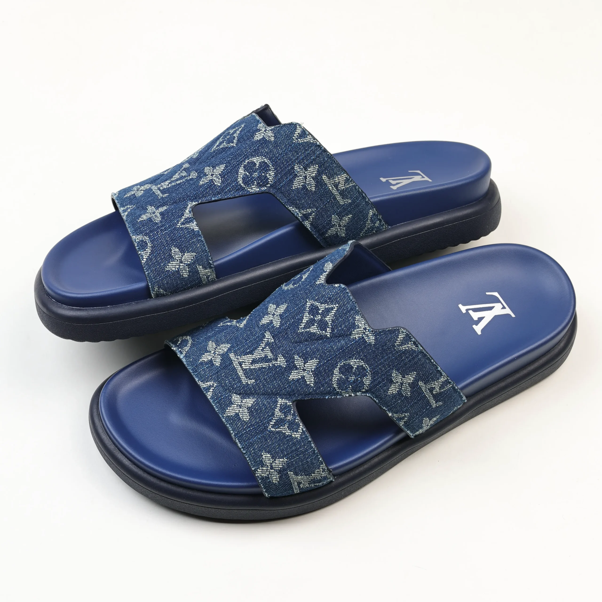 Miami-Mules aus blauem Denim mit Monogrammstickerei10