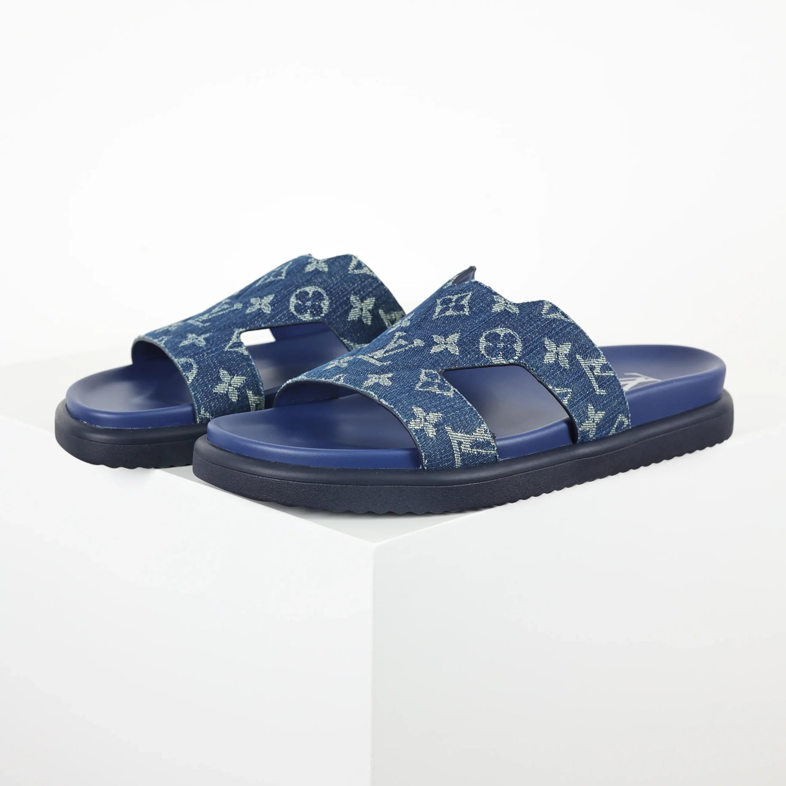 Miami-Mules aus blauem Denim mit Monogrammstickerei2