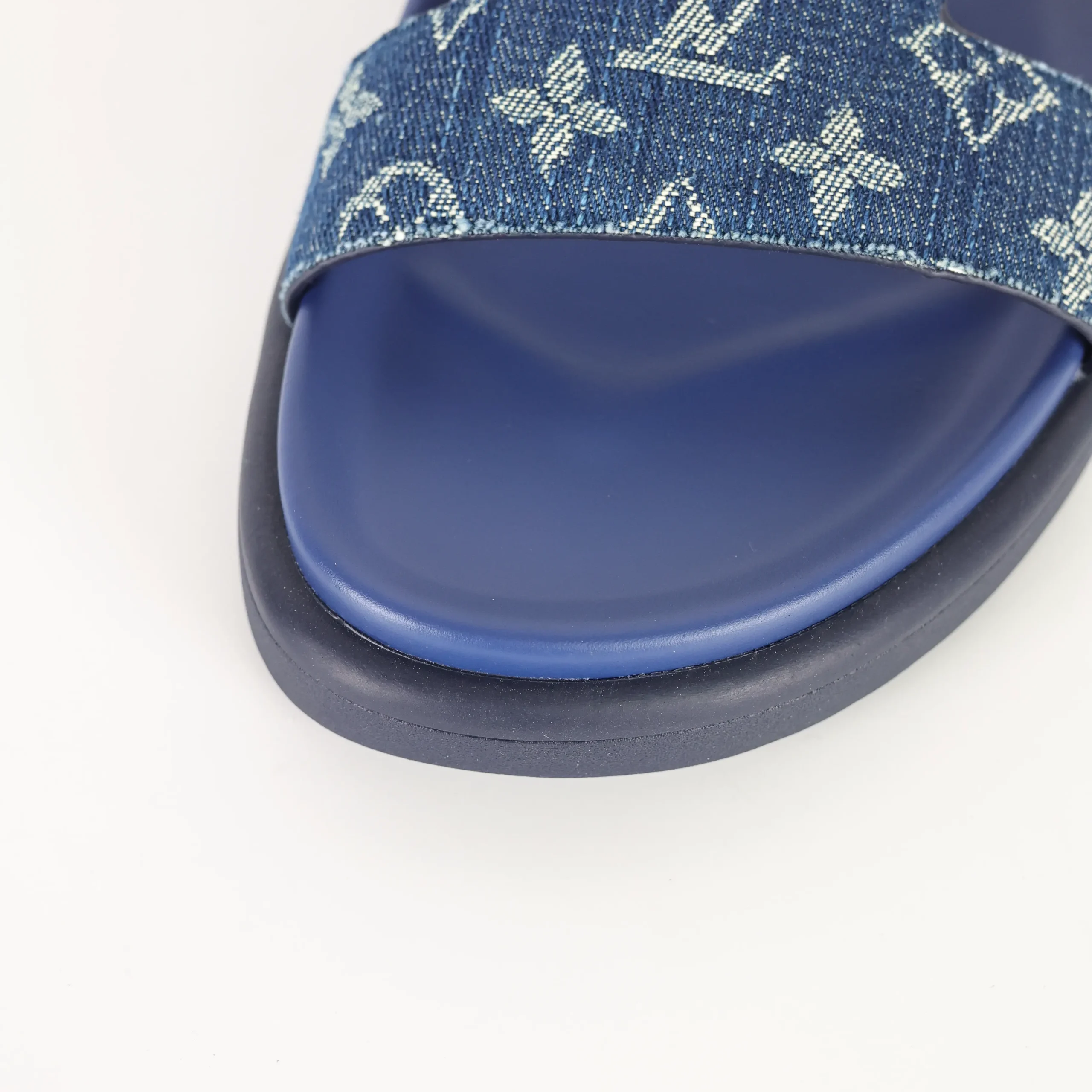 Miami-Mules aus blauem Denim mit Monogrammstickerei4