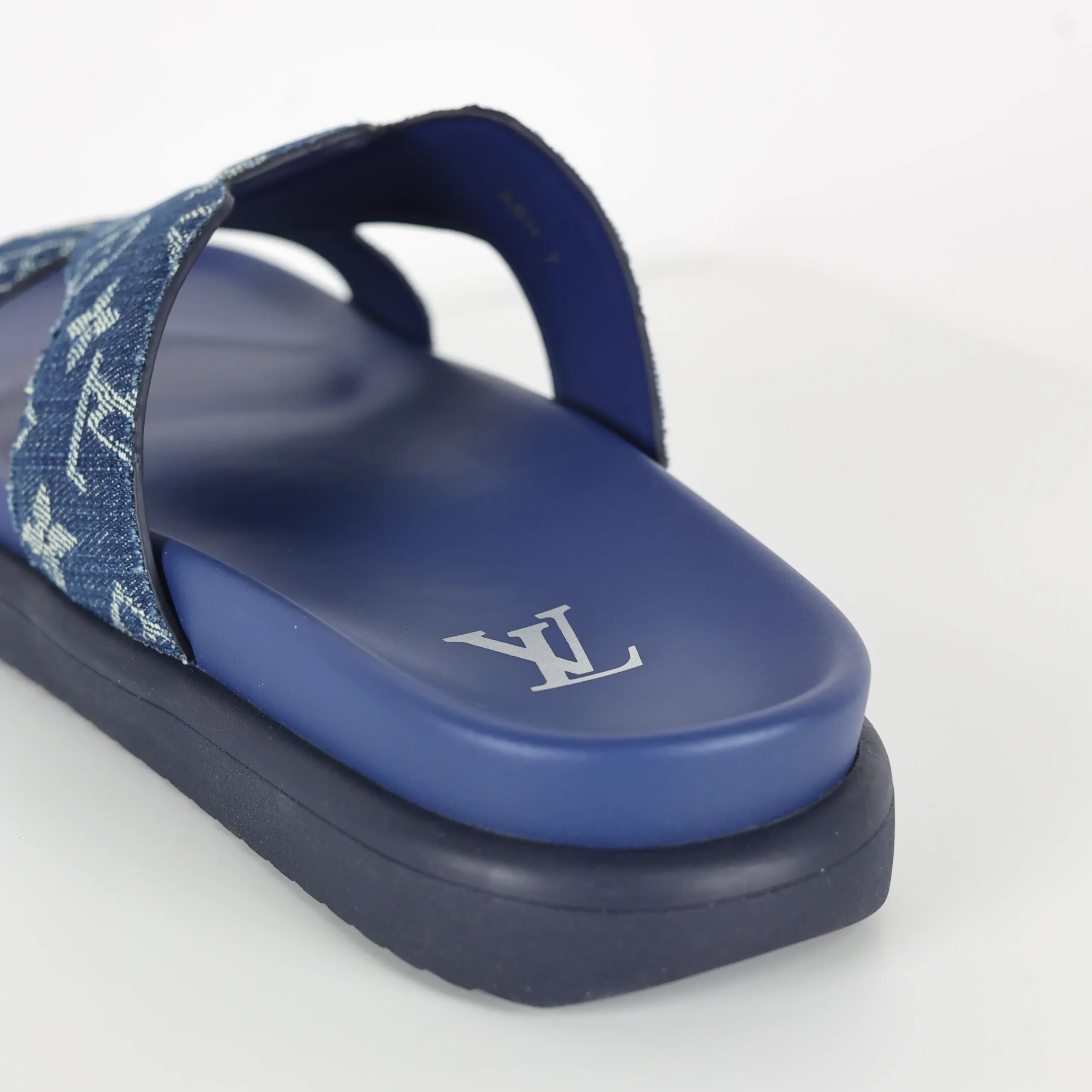 Miami-Mules aus blauem Denim mit Monogrammstickerei5