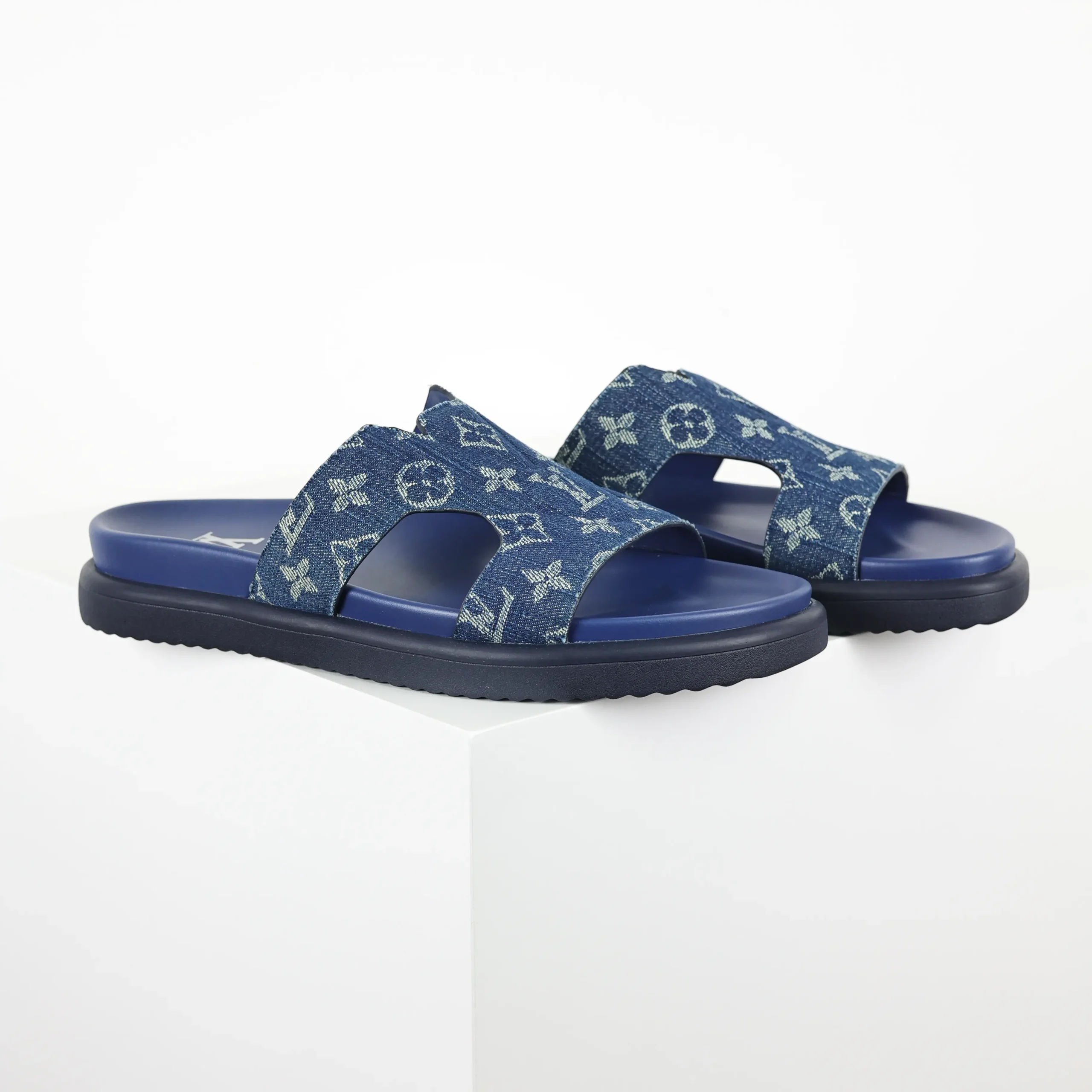 Miami-Mules aus blauem Denim mit Monogrammstickerei6 Miami-Mules aus blauem Denim mit Monogrammstickerei6