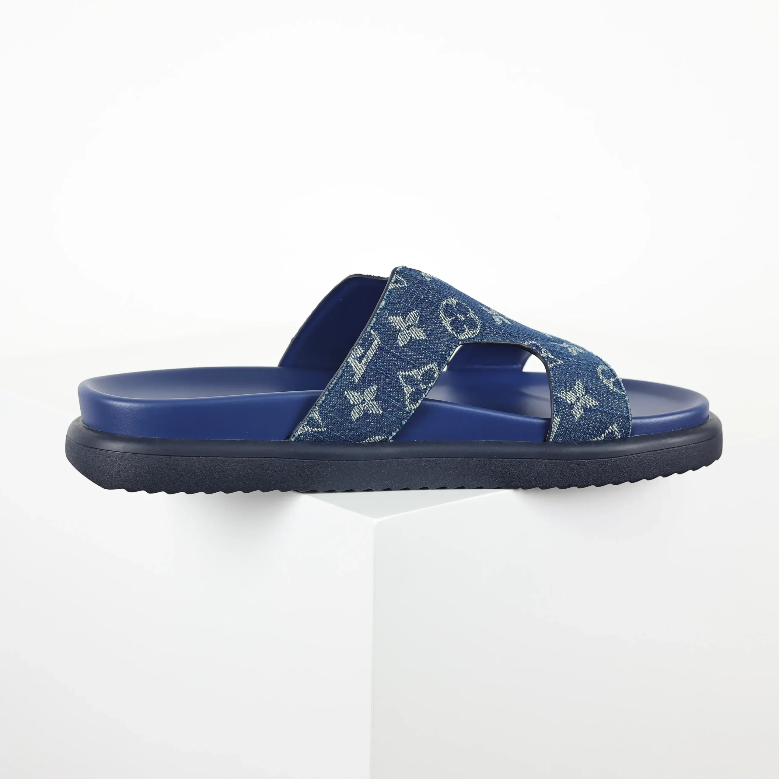 Miami-Mules aus blauem Denim mit Monogrammstickerei9