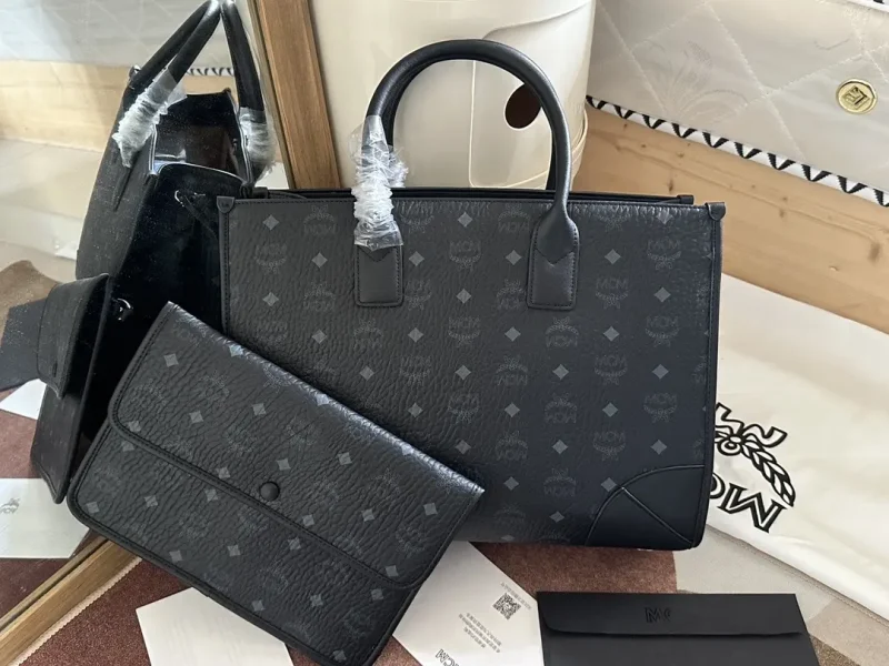 München black handbag dimensions: 14.5 x 37.5 x 27 cm2