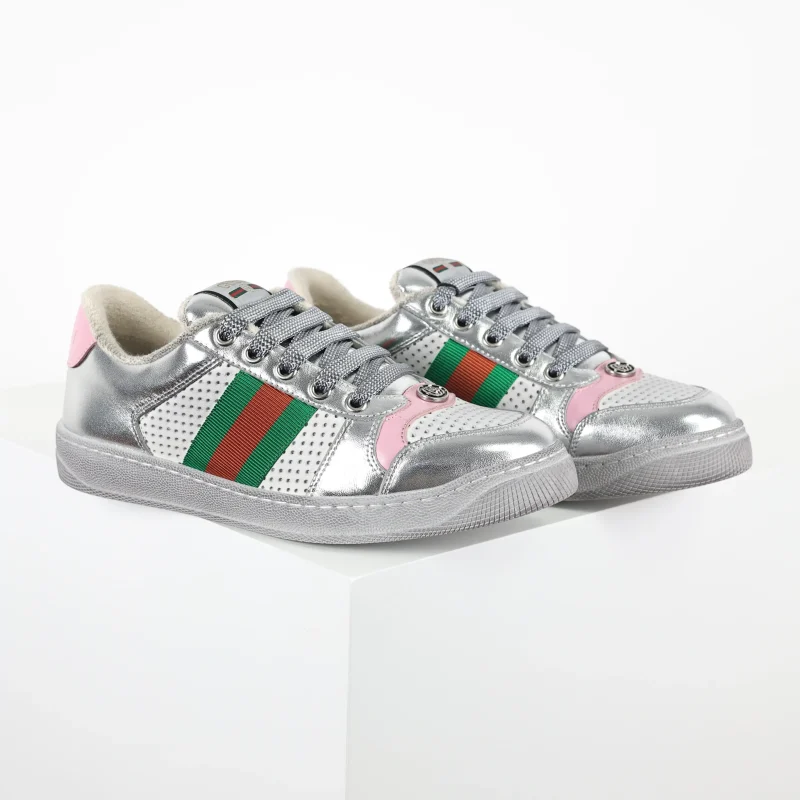 Screener GG Sneakers im Used-Look mit Emaille-Schnalle in Silber-Rosa