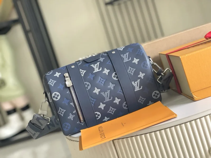 Weekend travel bag, blue. Dimensions: 27.5 x 16.5 x 15 cm