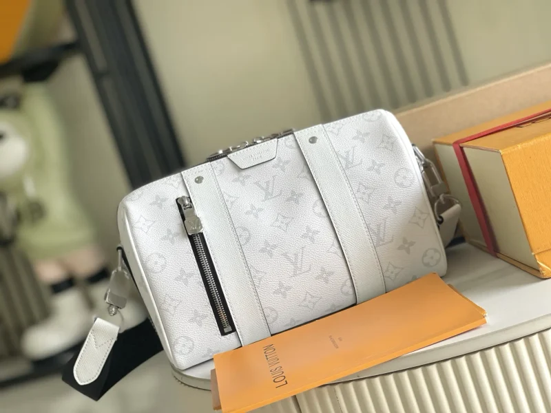 Weekend travel bag, white, dimensions: 27.5 x 16.5 x 15 cm
