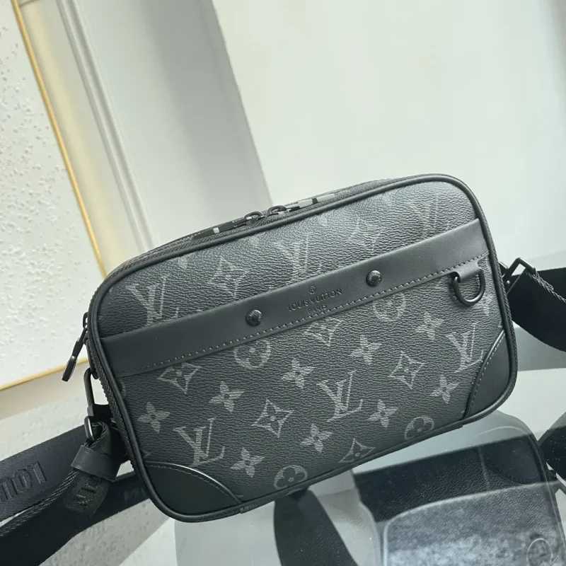 Ala messenger bag, black floral pattern. Dimensions: 24.0 x 16.0 x 8.0 cm (Length x Height x Width)