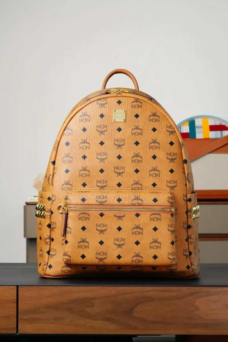 Brown medium-sized studded backpack. Dimensions: 41*15.5*33.5cm