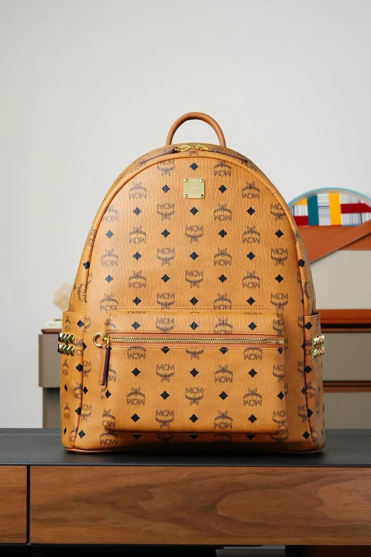 Brown medium-sized studded backpack. Dimensions: 41*15.5*33.5cm Brown medium-sized studded backpack. Dimensions: 41*15.5*33.5cm