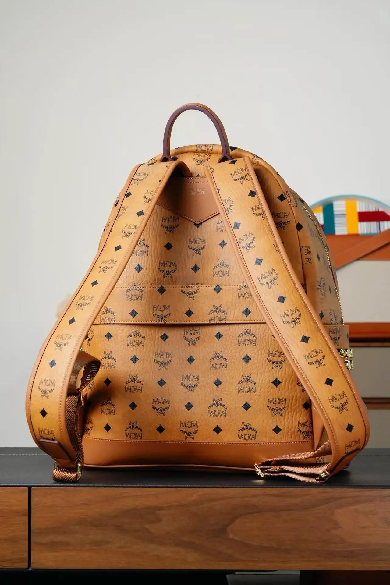 Brown medium-sized studded backpack. Dimensions: 41*15.5*33.5cm3