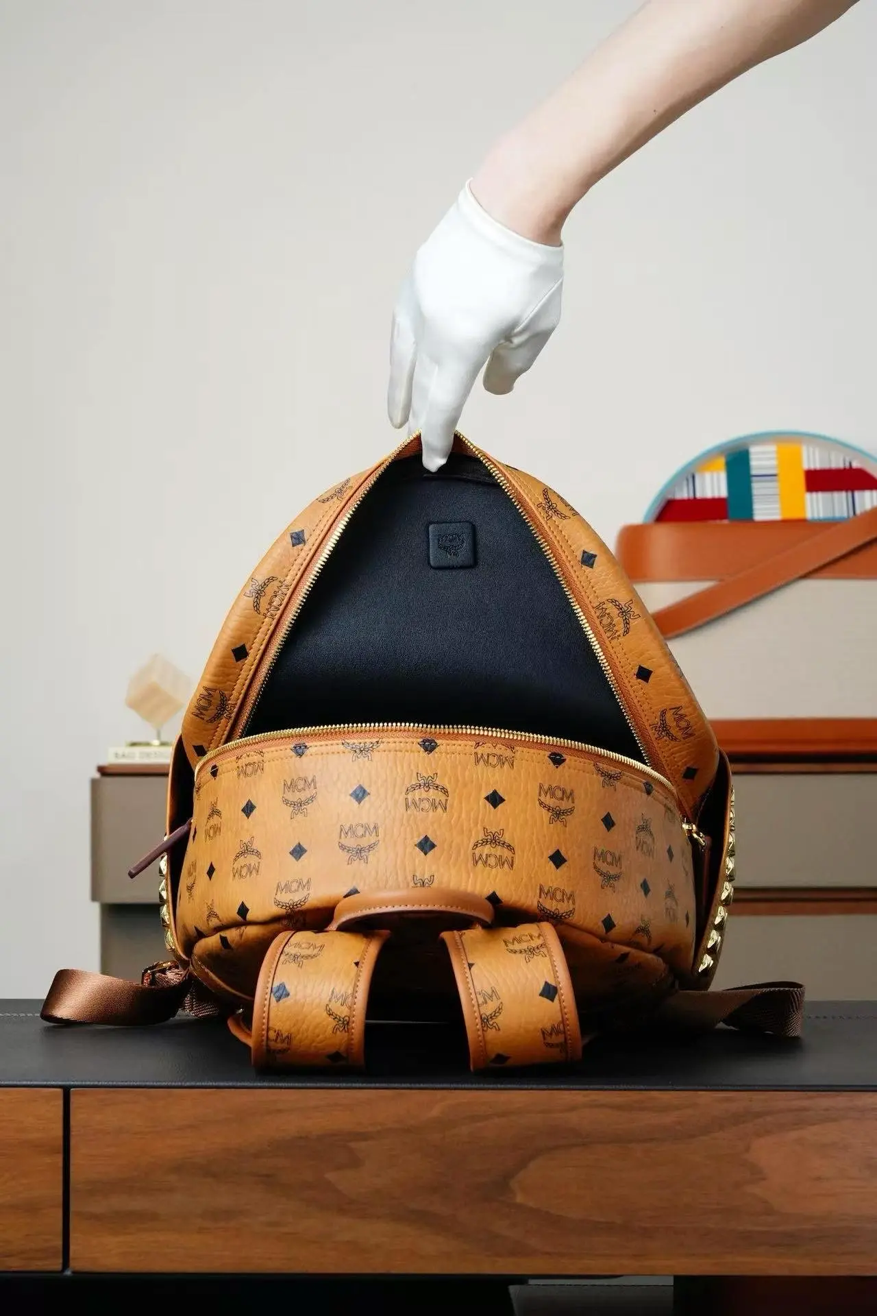 Brown medium-sized studded backpack. Dimensions: 41*15.5*33.5cm8