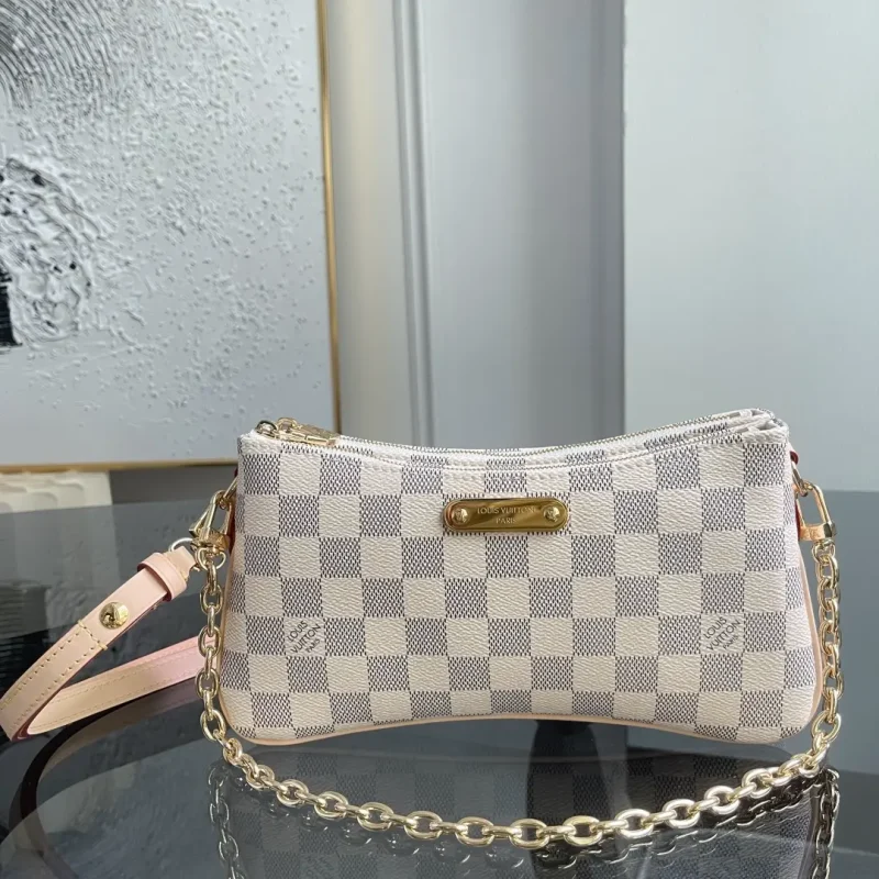 Chette handbag, 24.5 x 13.5 x 6.5 cm (Length x Height x Width)