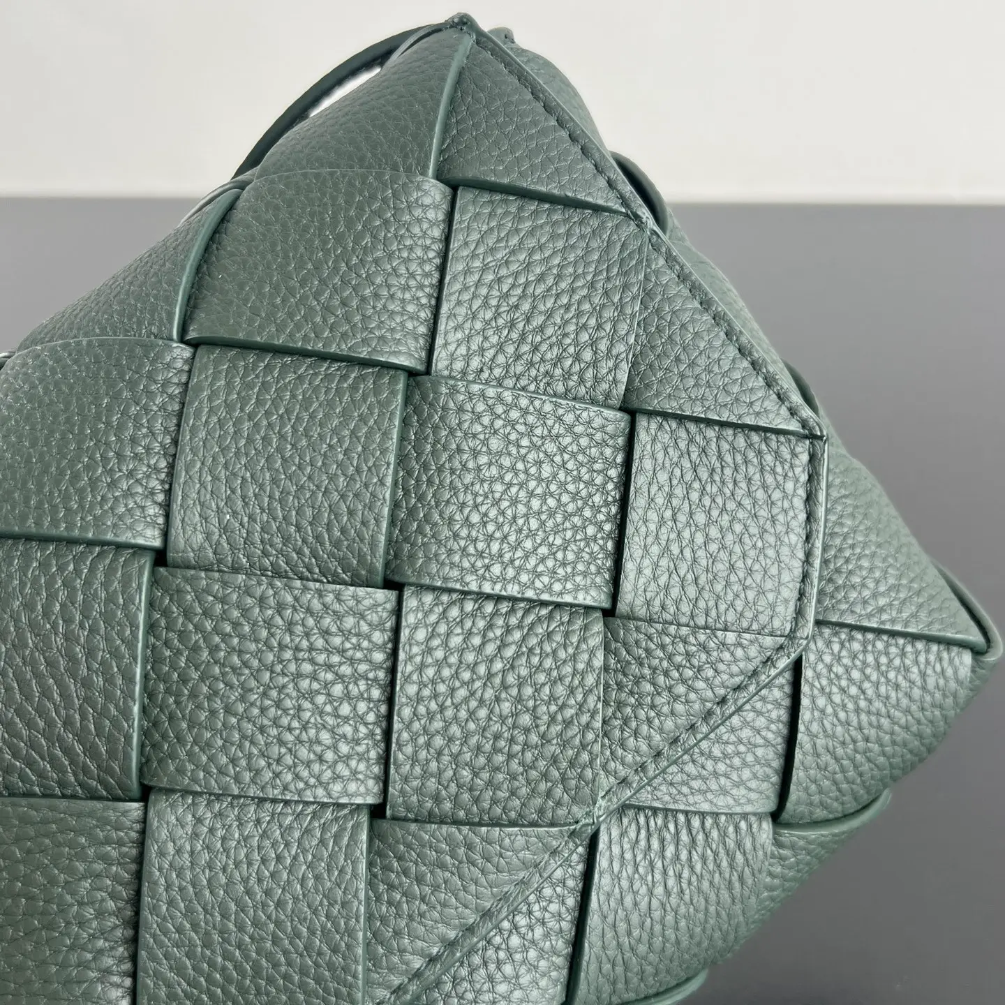 Diago crossbody bag dimensions: 22.5 x 16.5 x 5.5 cm1