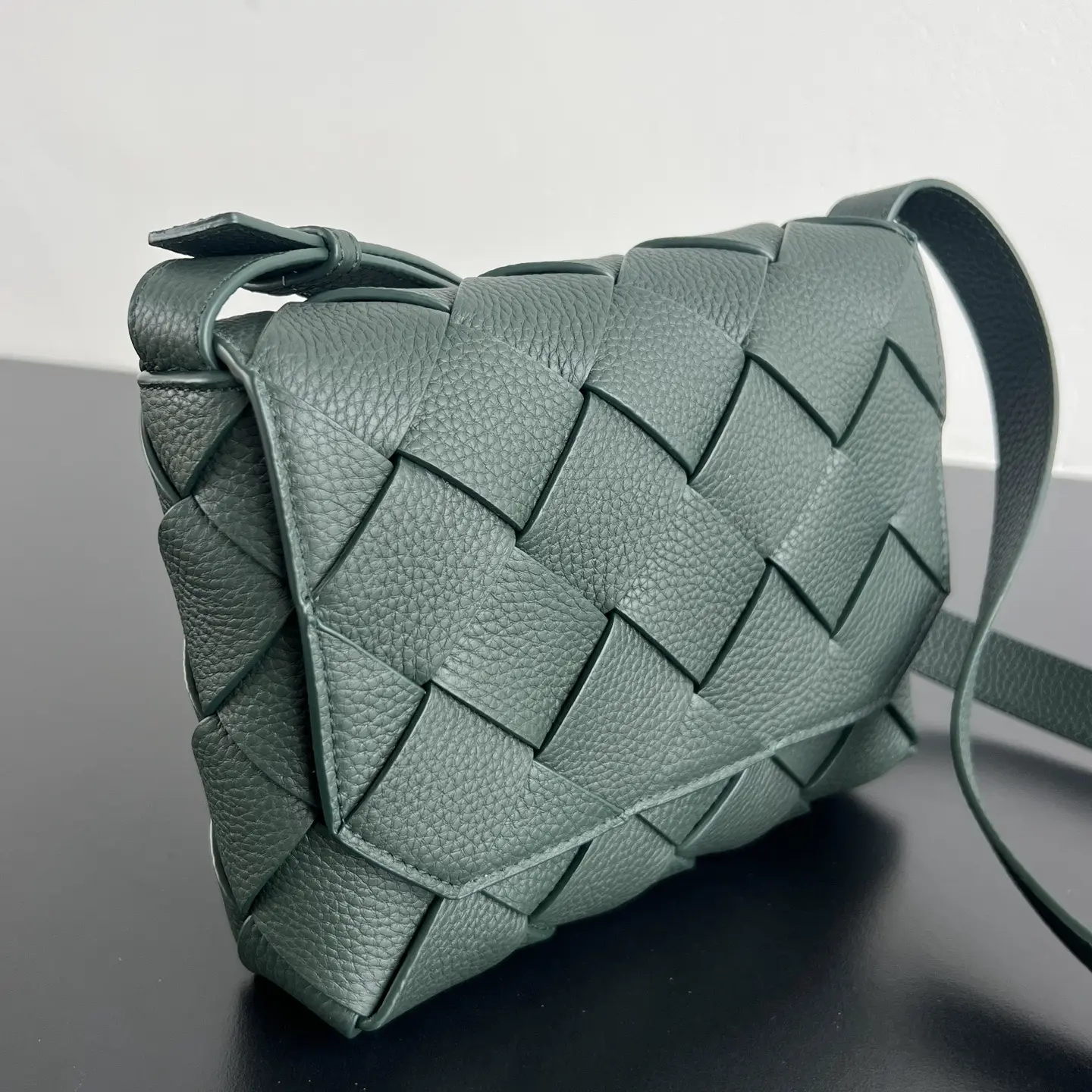 Diago crossbody bag dimensions: 22.5 x 16.5 x 5.5 cm3