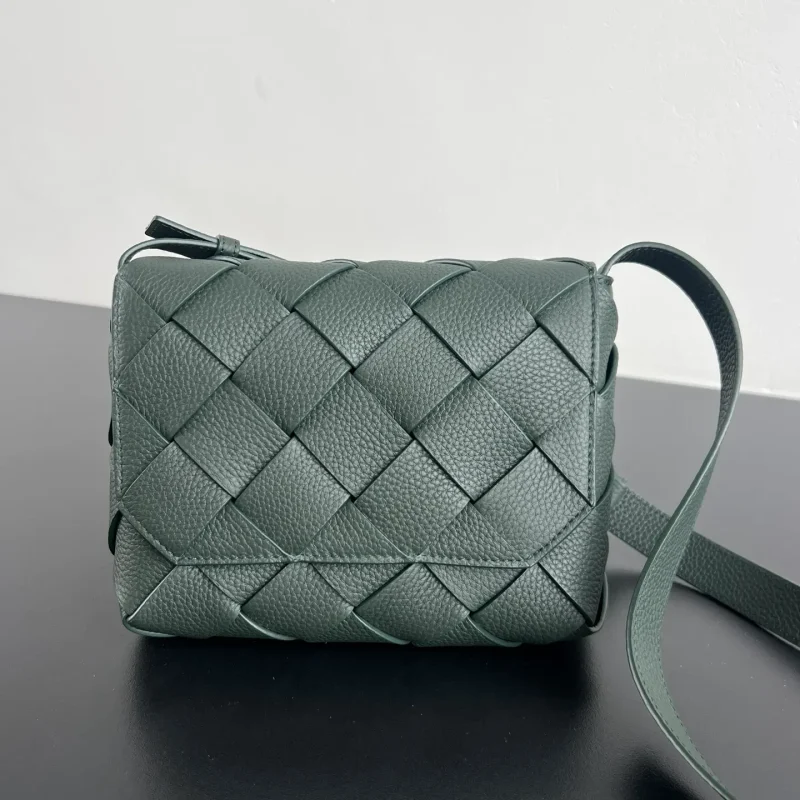 Diago crossbody bag dimensions: 22.5 x 16.5 x 5.5 cm