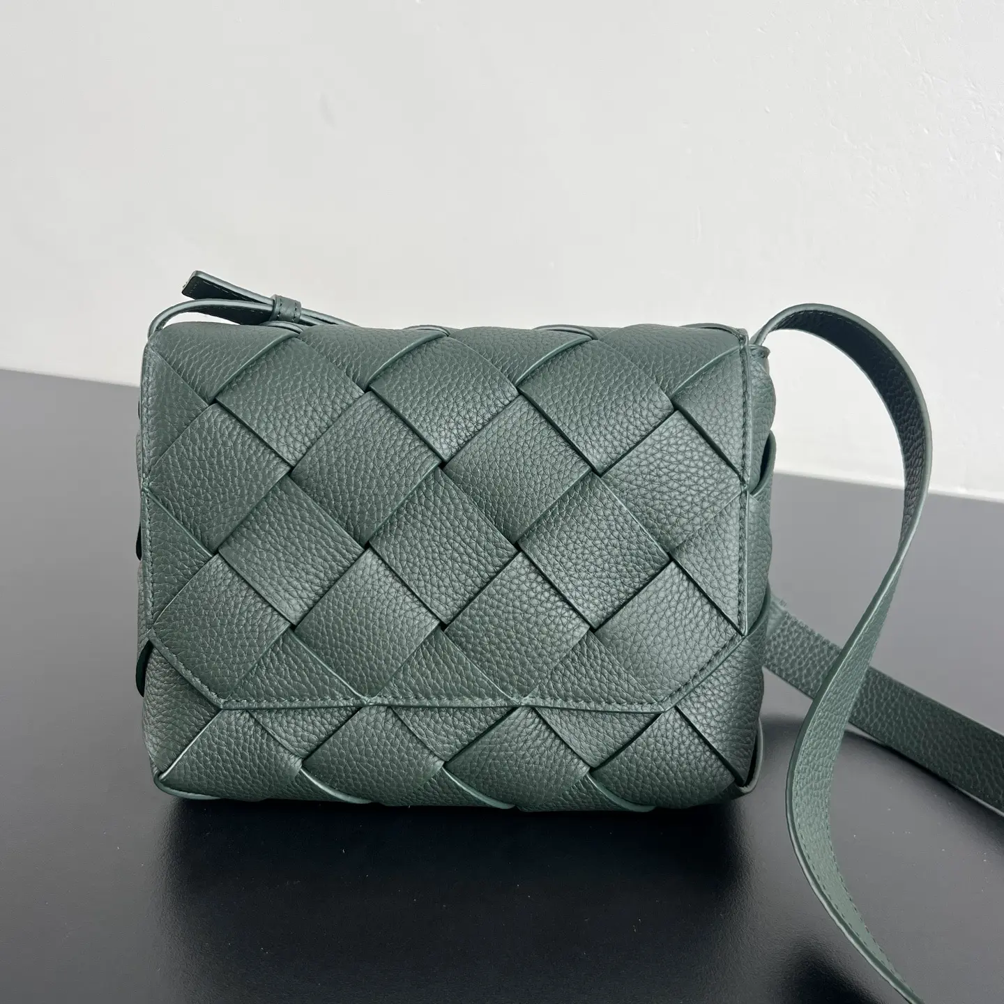 Diago crossbody bag dimensions: 22.5 x 16.5 x 5.5 cm4