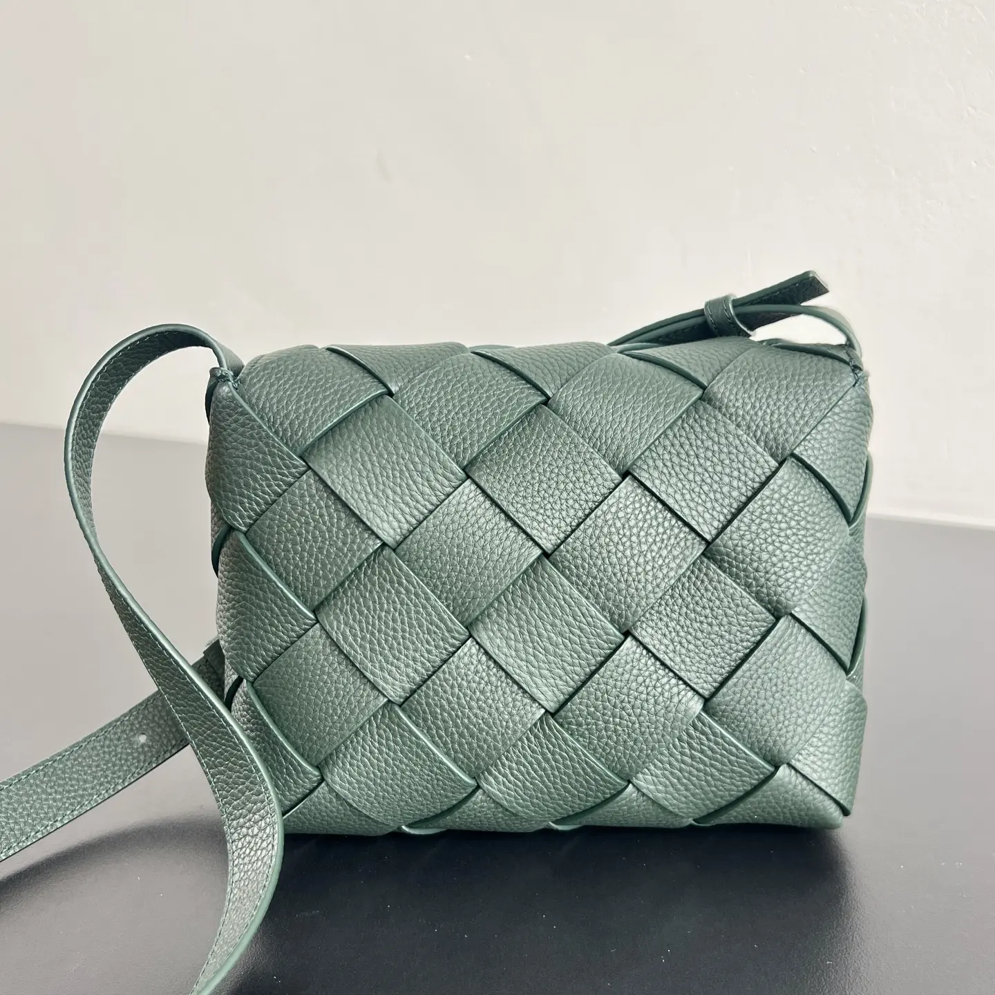 Diago crossbody bag dimensions: 22.5 x 16.5 x 5.5 cm5