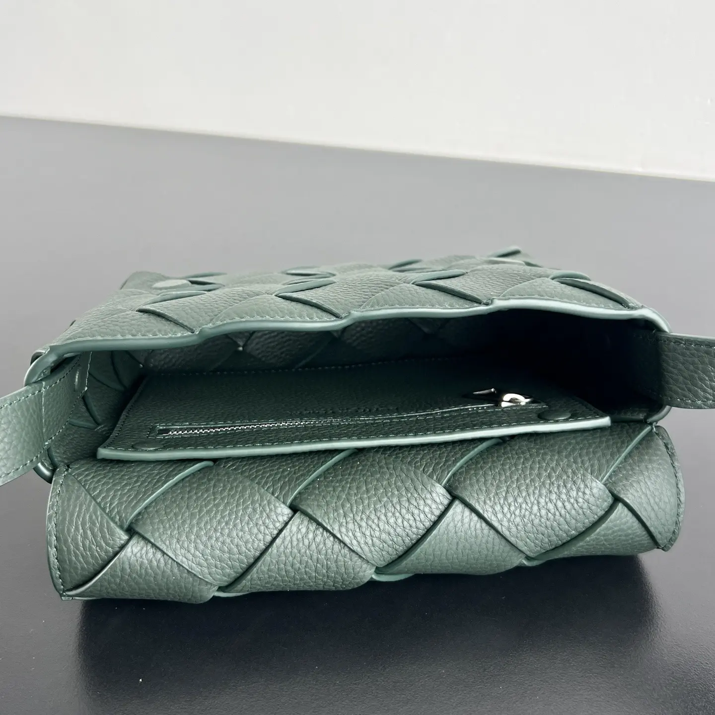 Diago crossbody bag dimensions: 22.5 x 16.5 x 5.5 cm6